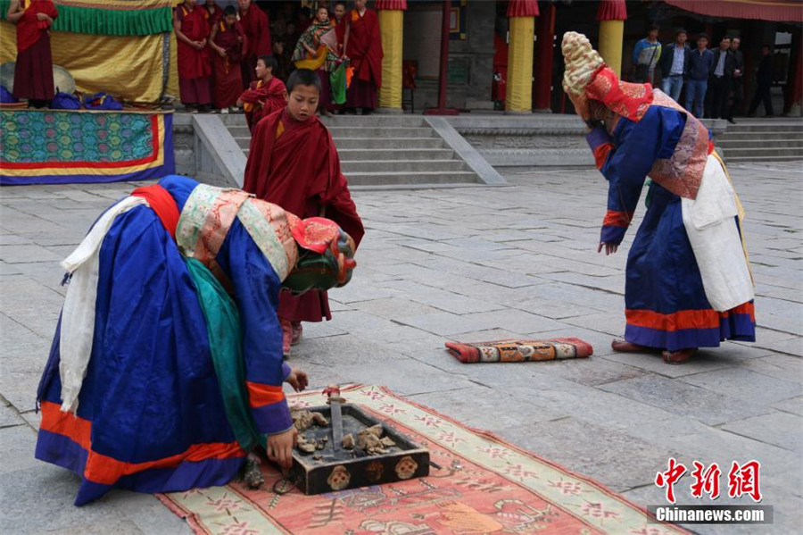 'Tiao Qian' ceremony held at ancient Taer Monastery