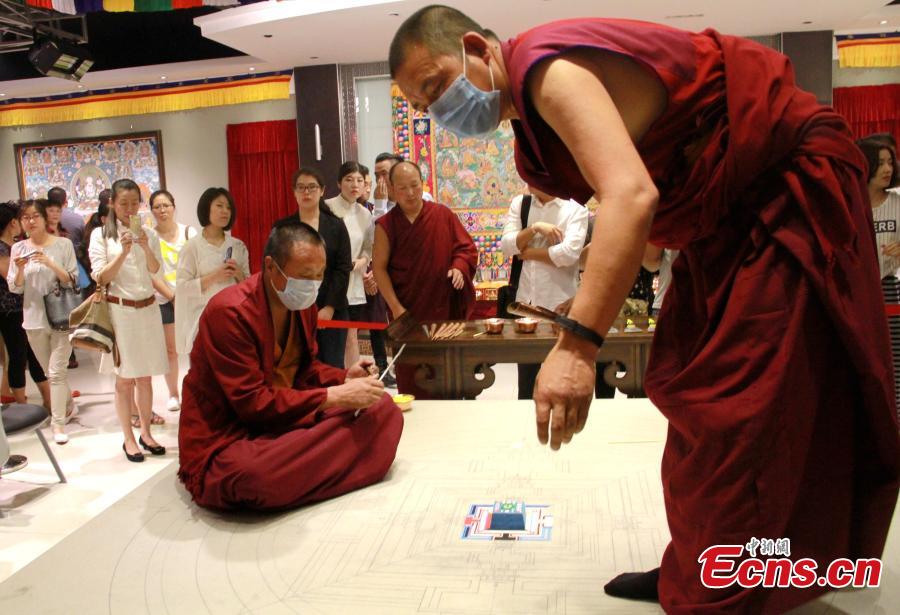 Sand mandala creation debuts in Tianjin