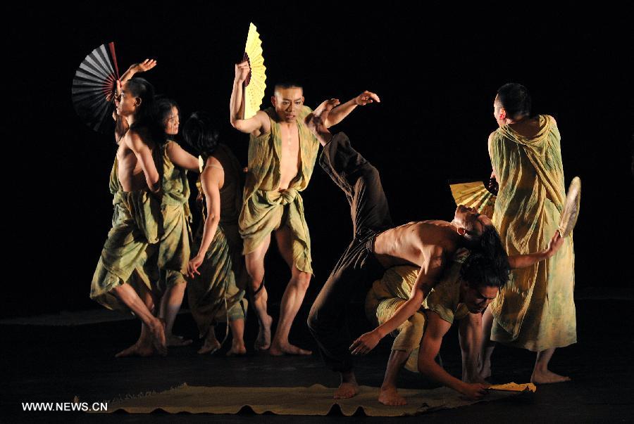 Dancers mark 20th founding anniv. of Beijing Modern Dance Company