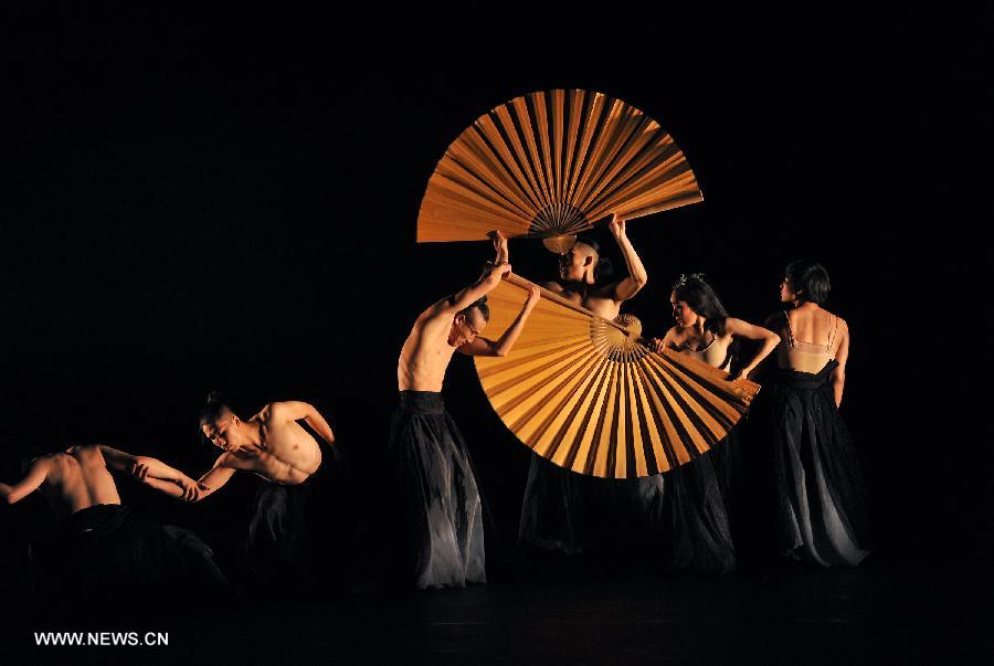 Dancers mark 20th founding anniv. of Beijing Modern Dance Company