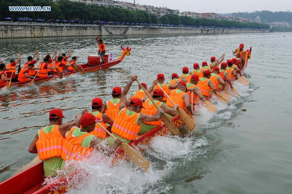Dragon boat race held to celebrate upcoming Duanwu Festival around China