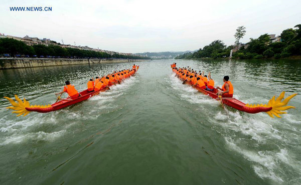 Dragon boat race held to celebrate upcoming Duanwu Festival around China