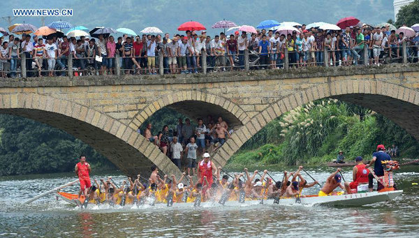 Dragon boat race held to celebrate upcoming Duanwu Festival around China