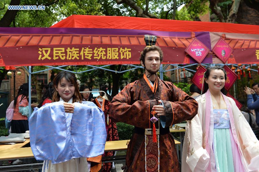 Foreign students celebrate the Gragon Boat Festival in China's Shanghai