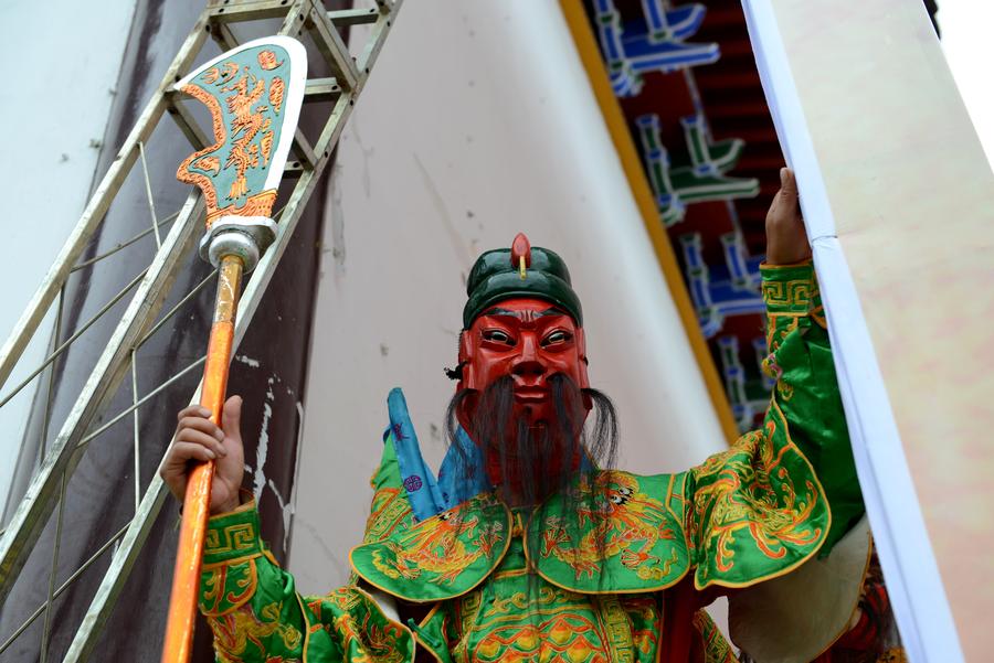 Folk artists perform yang opera in SW China's Guizhou