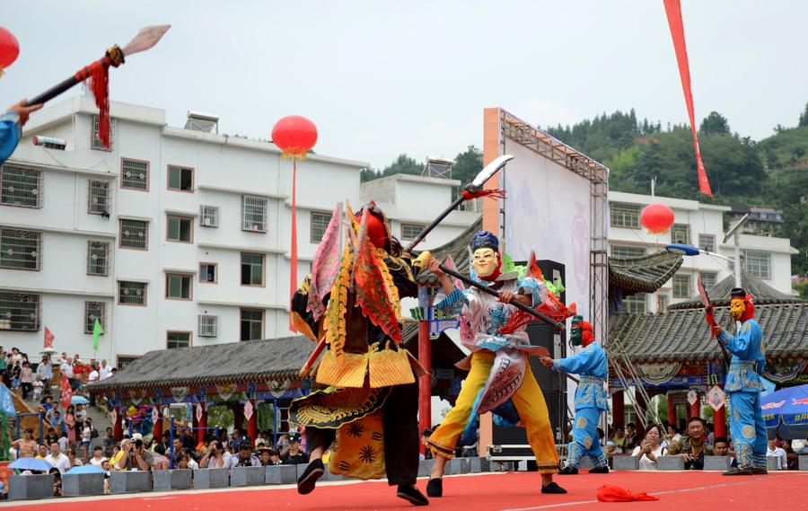 Folk artists perform yang opera in SW China's Guizhou