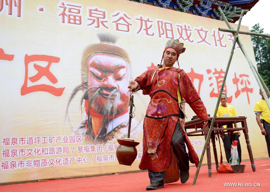 Folk artists perform yang opera in SW China's Guizhou