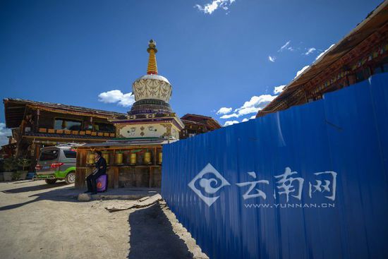 Tibetans restore aged-look of Shangrila town