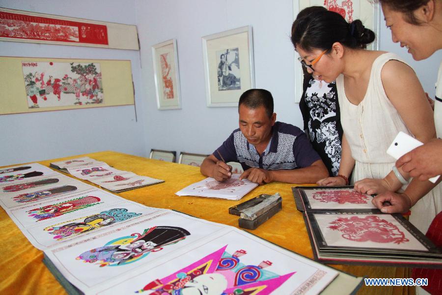 Craftsmen make paper-cuttings in Hebei of North China