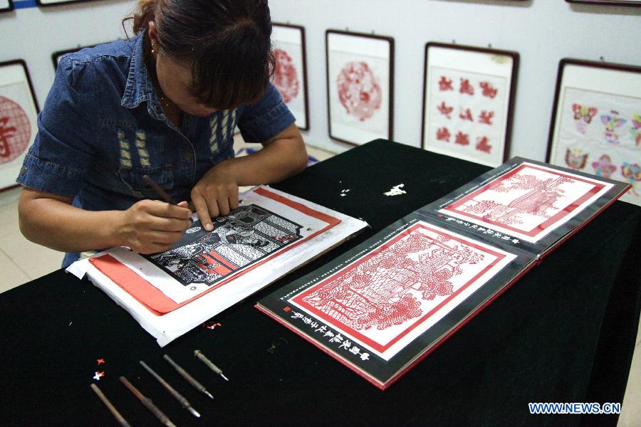 Craftsmen make paper-cuttings in Hebei of North China