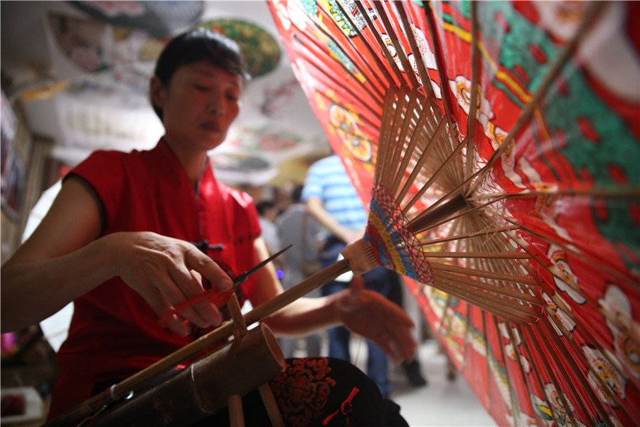 Traditional oil paper umbrellas shine in modern age