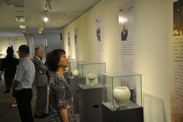 Hebei modern porcelain exhibit staged in Tokyo