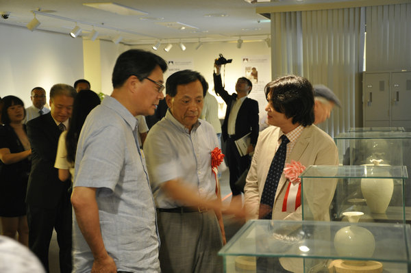 Hebei modern porcelain exhibit staged in Tokyo