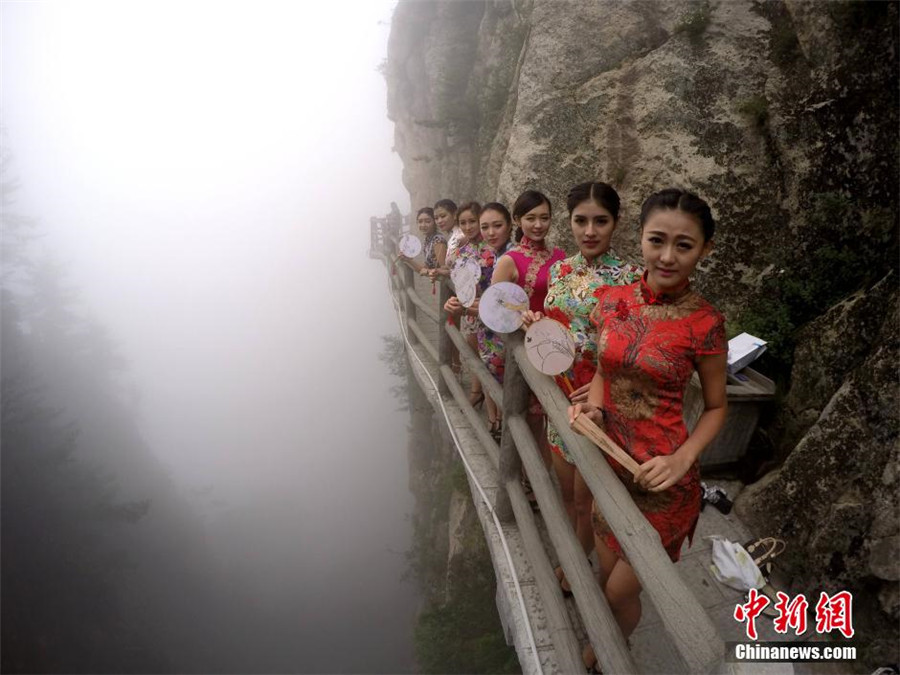 Beauties give cheongsam show on 2,000-meter-high cliff