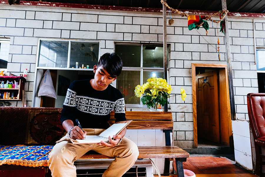 Thangka painter in SW China's Tibet