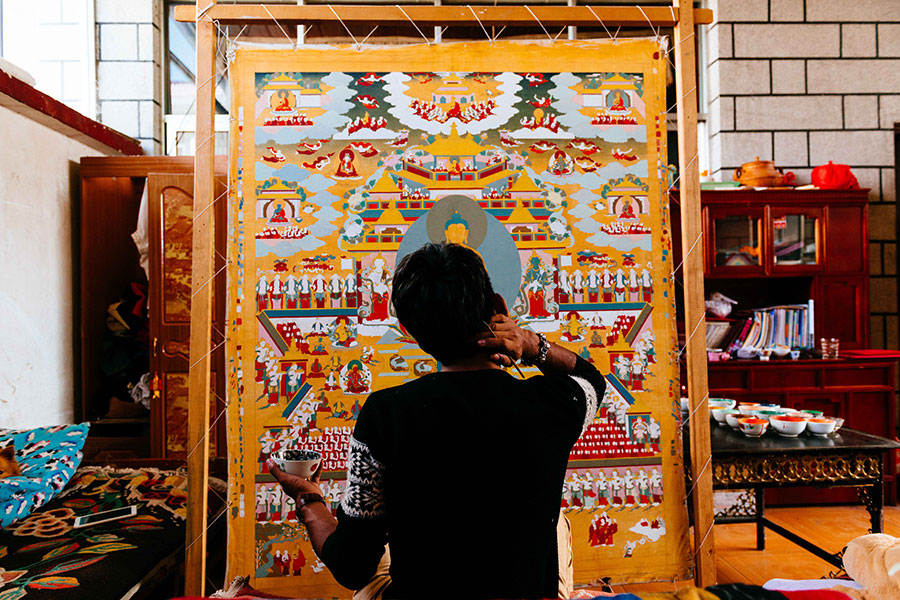 Thangka painter in SW China's Tibet