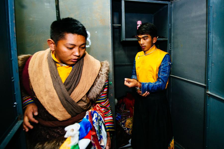 Thangka painter in SW China's Tibet