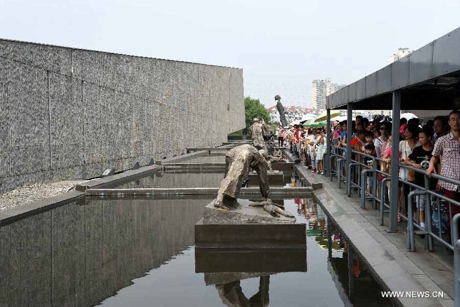 People visit Nanjing Massacre memorial in Nanjing