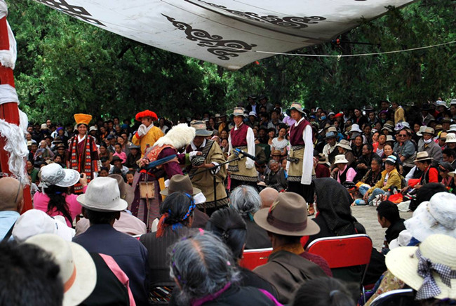 Tibetan Opera draws visitors in Nobulingka