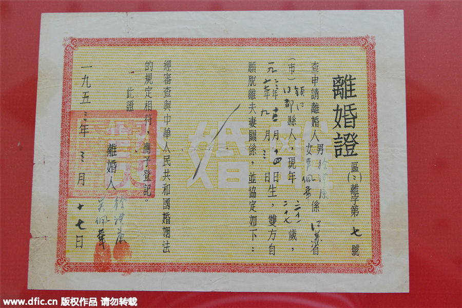 Nanjing displays ancient marriage, divorce certificates