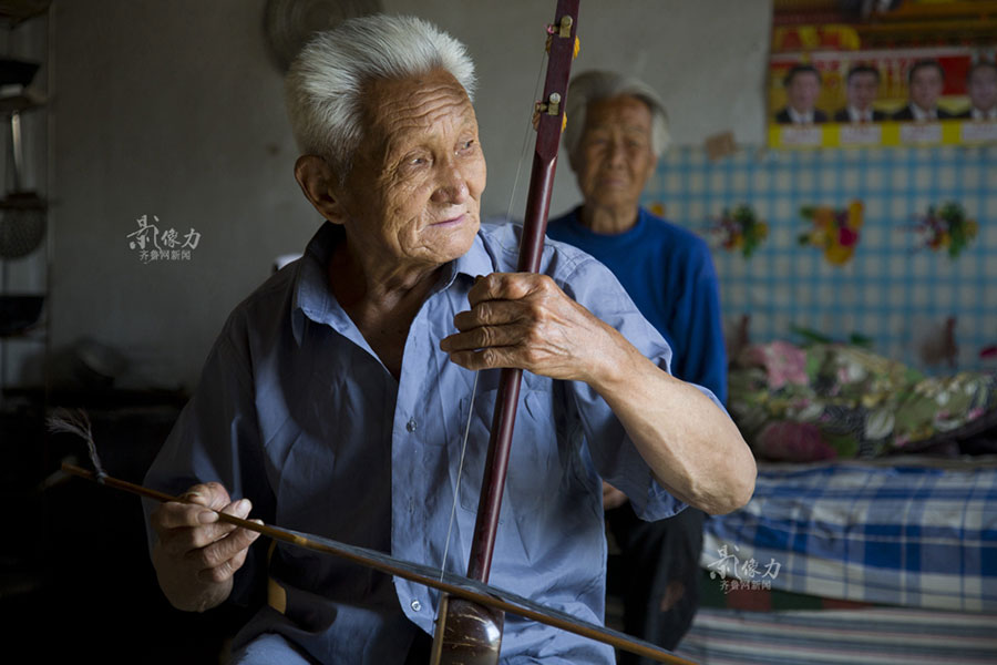 85-year-old inheritor of ancient Bang drama in the deep mountain