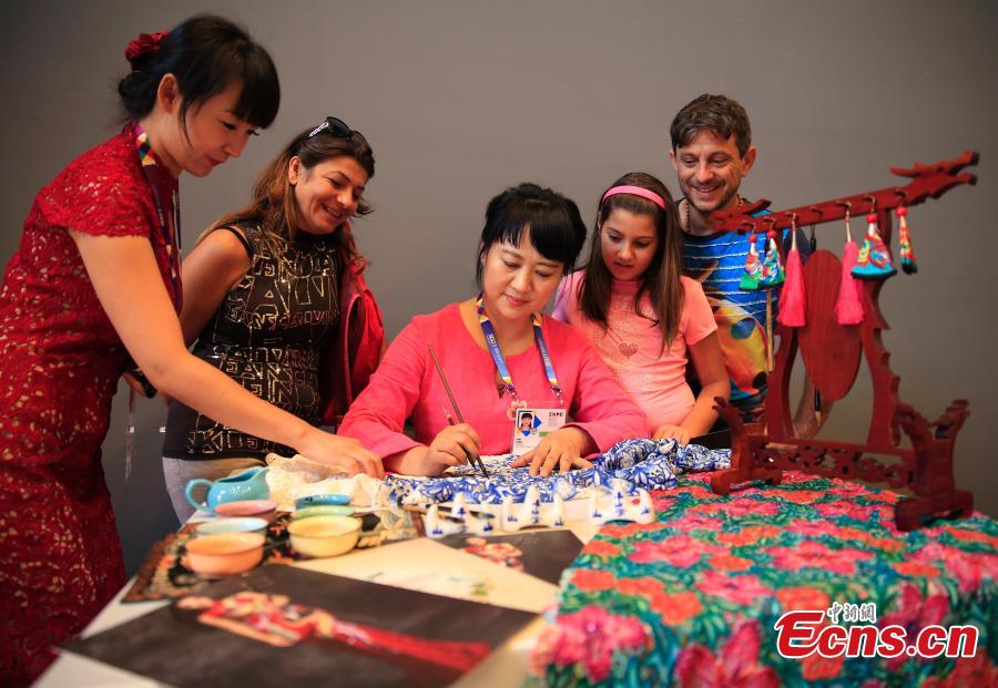 China presents seamless garments at Milan Expo