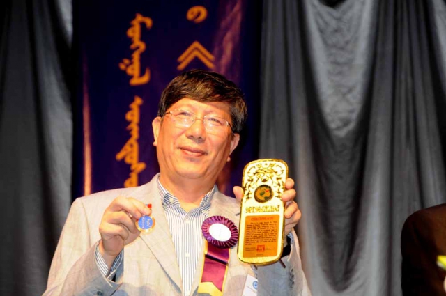Author of Chinese novel <EM>Wolf Totem</EM> wins award in Mongolia