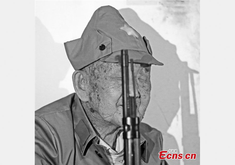 Veterans remember the war days with photographer
