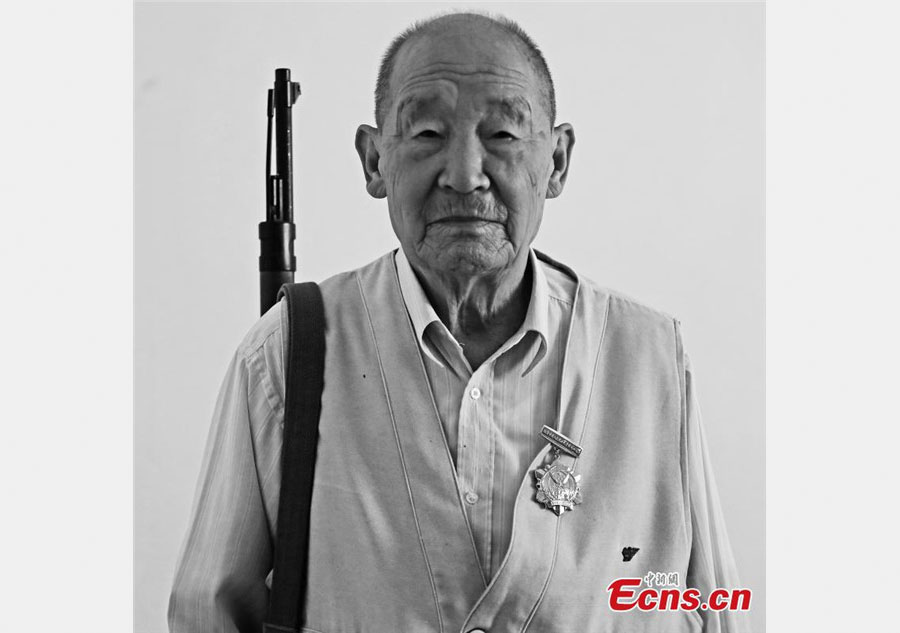 Veterans remember the war days with photographer