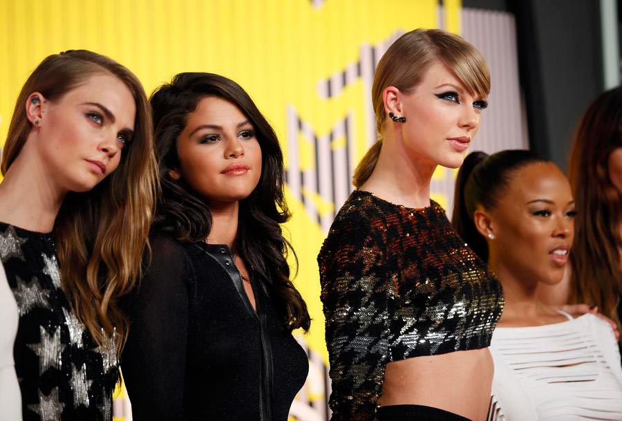 Swift leads winners but West, Cyrus rule MTV Video Music Awards
