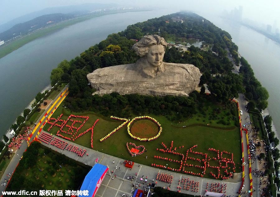 People gather at statue of Mao to show their patriotism