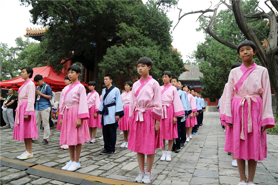 Beijing's Confucian Temple holds ceremony for accepting students