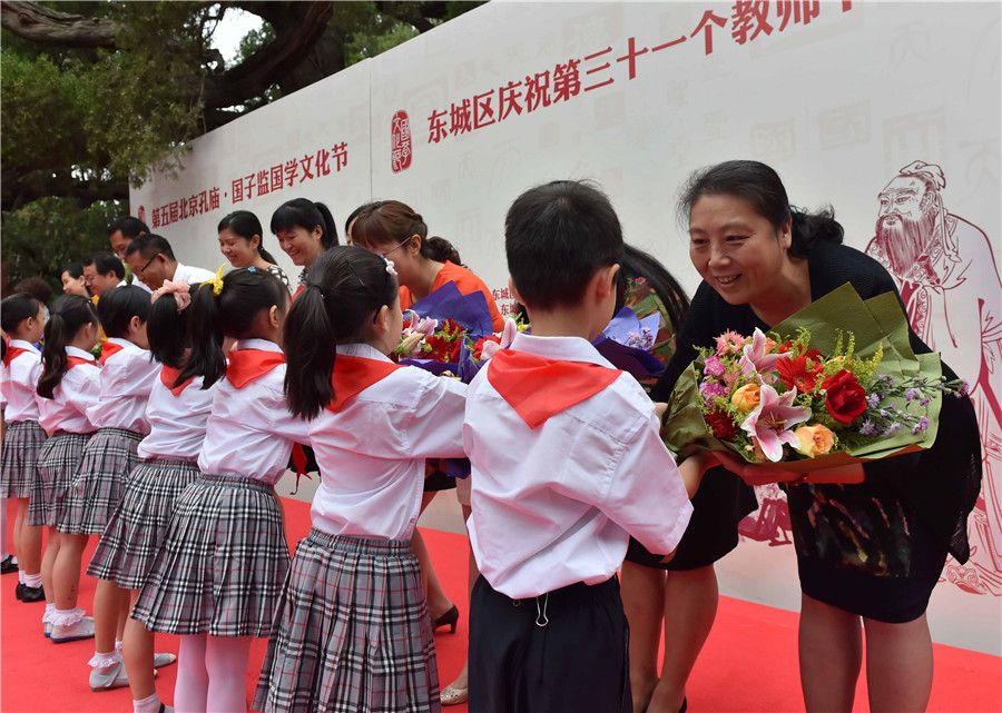 Beijing's Confucian Temple holds ceremony for accepting students