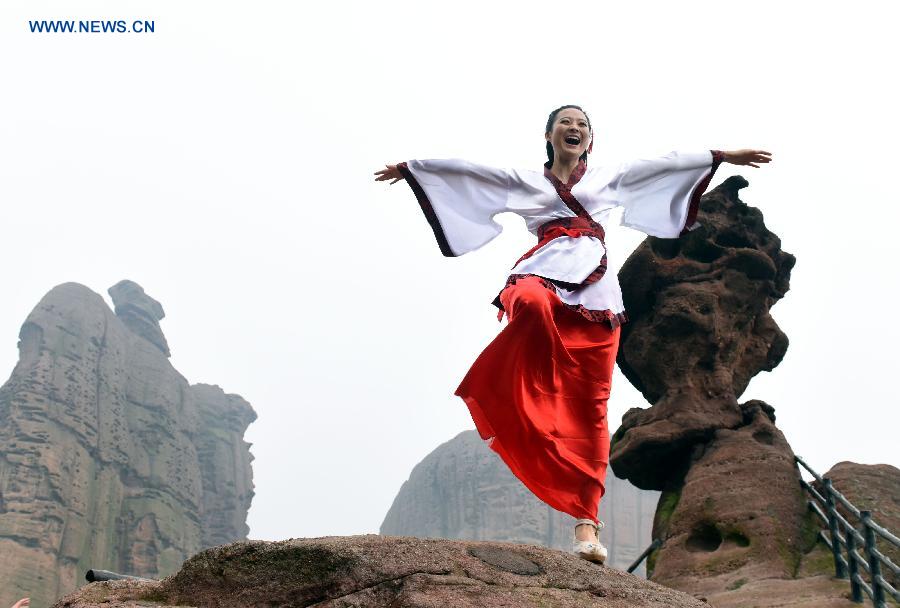 Hanfu Clothing Culture Festival kicks off in China's Jiangxi