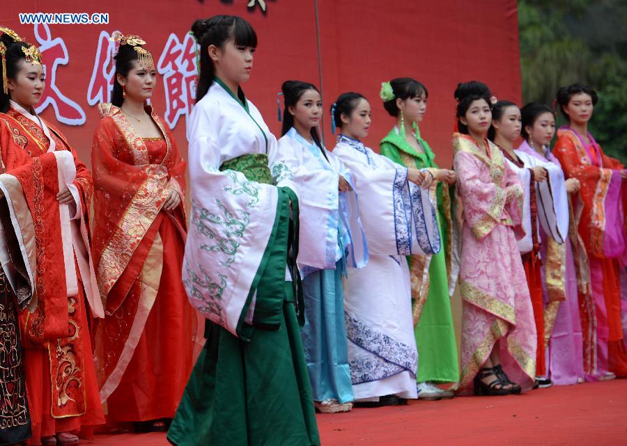 Hanfu Clothing Culture Festival kicks off in China's Jiangxi