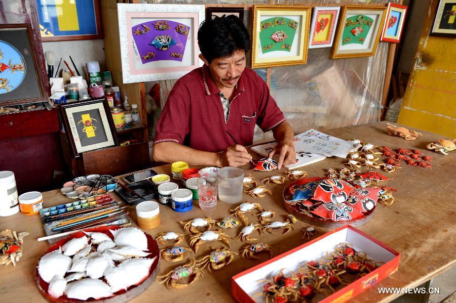 Villager in Heibei province draws paintings on crab shells