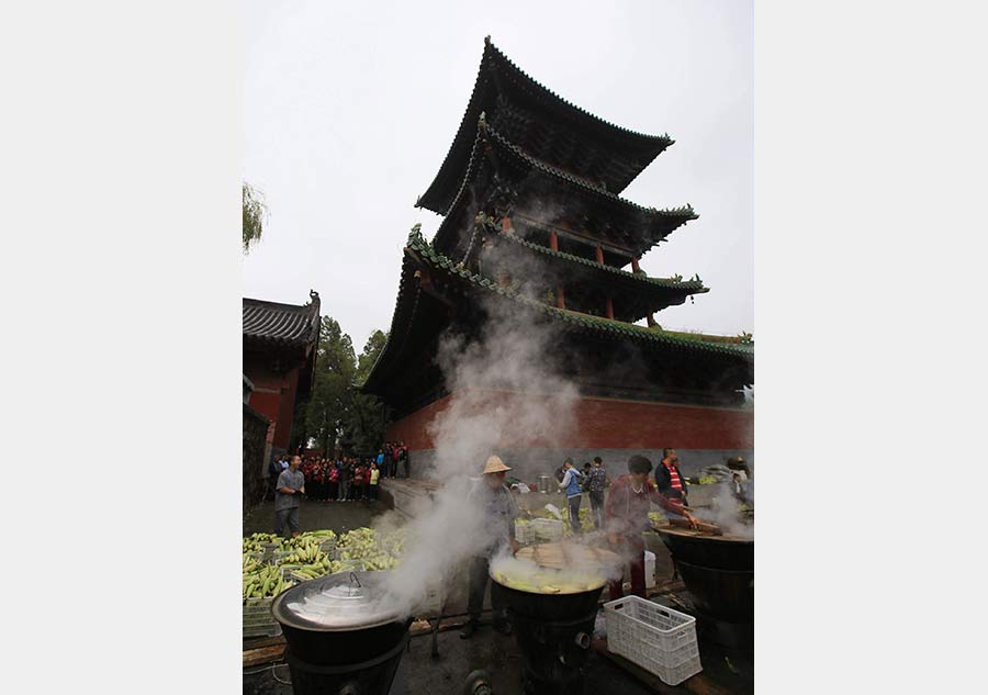 Shaolin Temple shares harvest with tourists