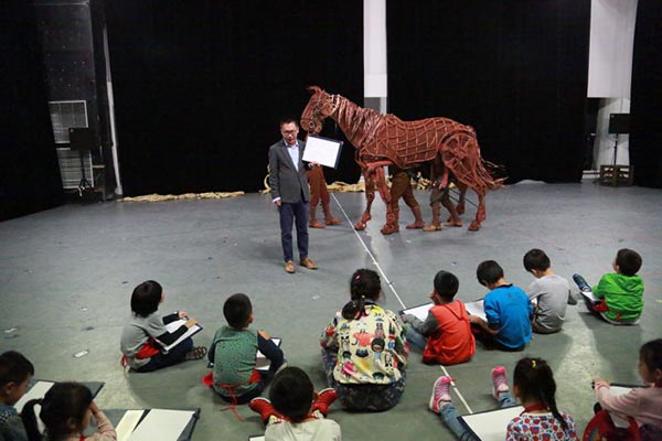 <EM>War Horse</EM> reaches out to audience with backstage fun