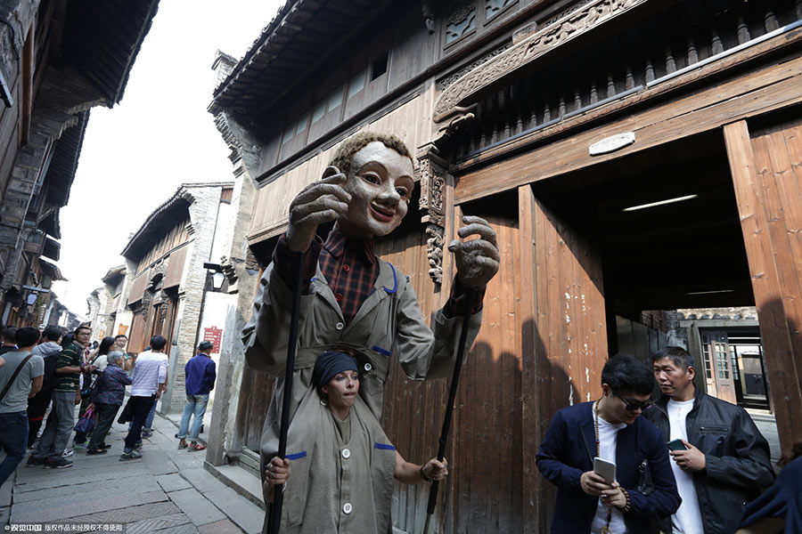 Puppeteers add fun to Wuzhen Theater Festival