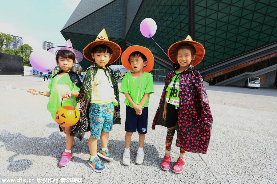 Parent-child marathon with Halloween style shines in Shenzhen