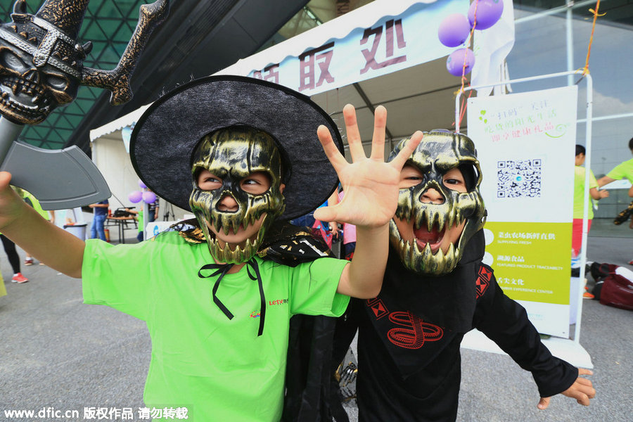 Parent-child marathon with Halloween style shines in Shenzhen