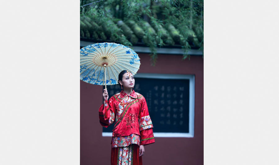 Art photos of beauty in ancient costumes