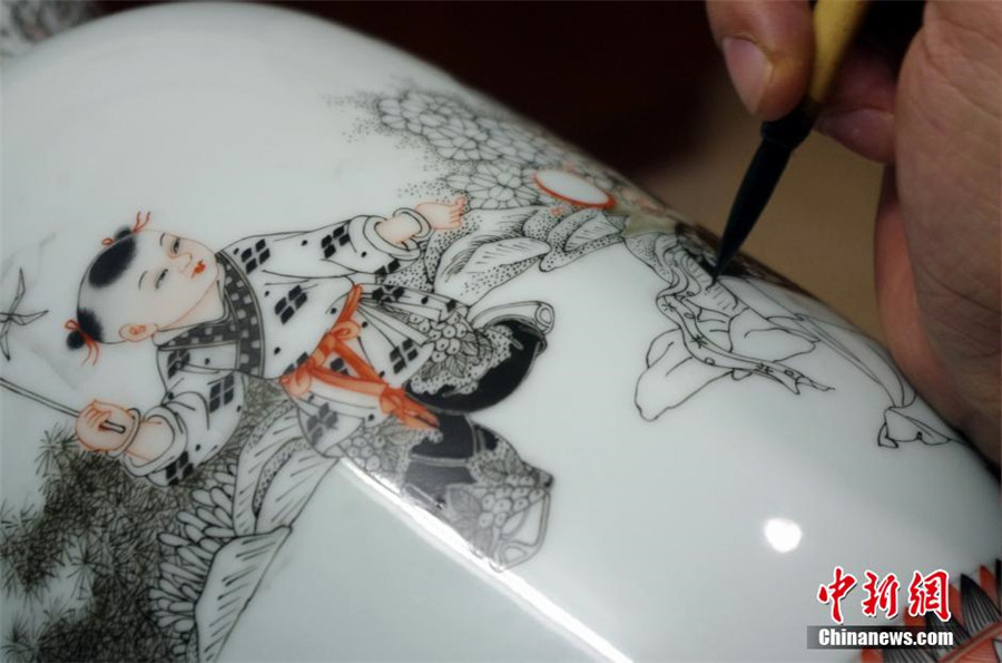 Inheritors of ceramic painting in E China's Jingdezhen