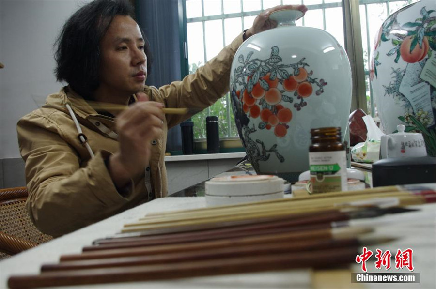 Inheritors of ceramic painting in E China's Jingdezhen