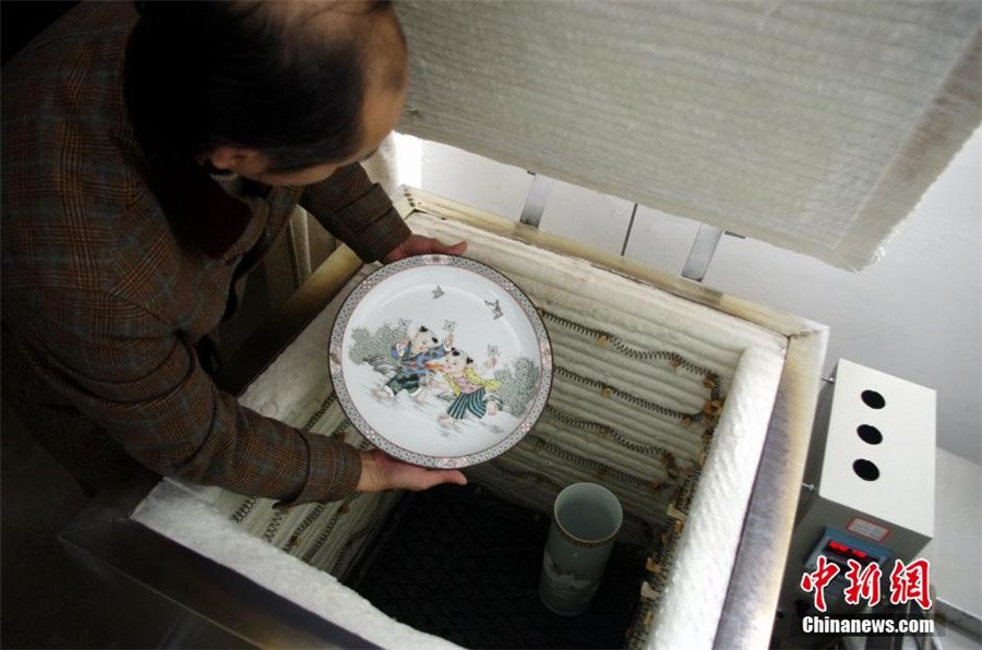 Inheritors of ceramic painting in E China's Jingdezhen