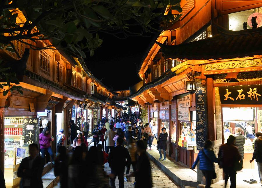 Snatch a moment of leisure in Lijiang ancient town