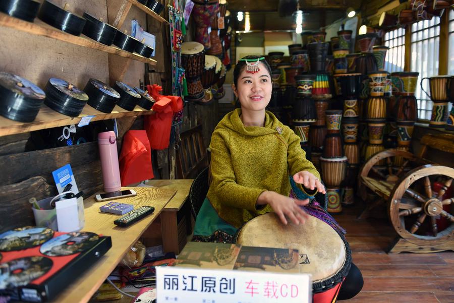 Snatch a moment of leisure in Lijiang ancient town