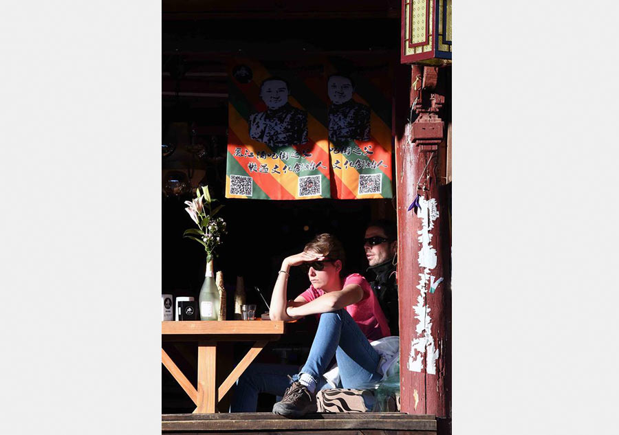 Snatch a moment of leisure in Lijiang ancient town