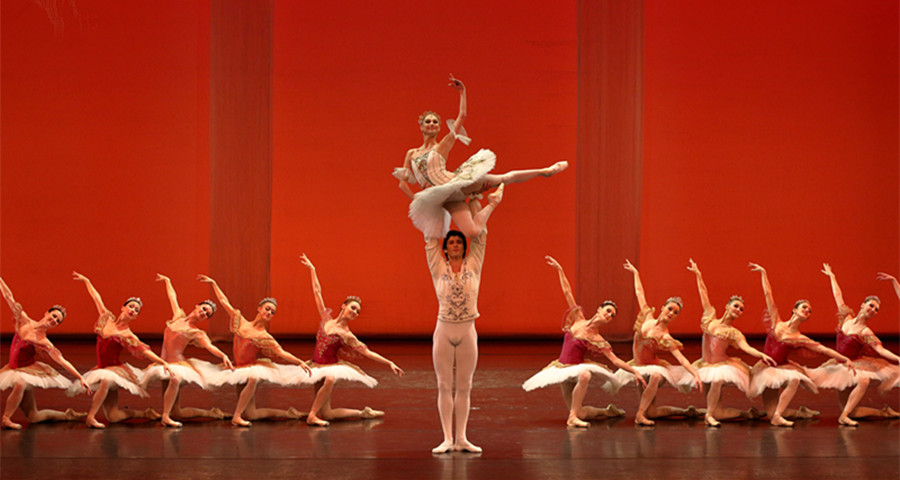 Russian ballet stars light up Beijing stage
