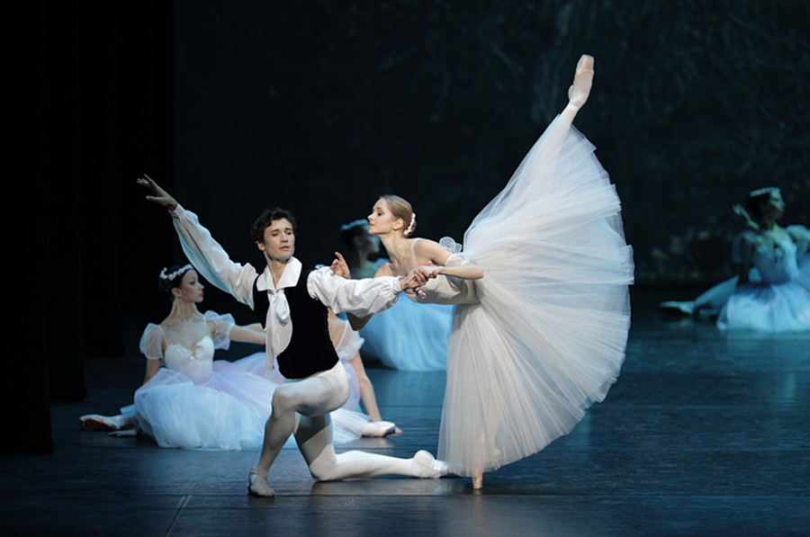 Russian ballet stars light up Beijing stage